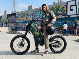 Motocicleta Eléctrica EM22-5 de 2500W, 60V, Batería de 27Ah, Frenado Hidráulico, Ideal para Uso en Exteriores - Product Image 2