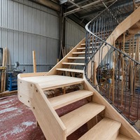 Escalier en colimaçon intérieur sur mesure pour villas haut de gamme avec marches en bois massif