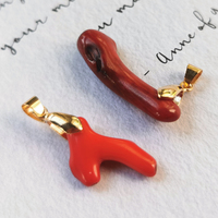 Pendentif à breloque bonne chance en pierre naturelle superposée en or 18 carats avec balle de corail 3-5mm perles de corail méditerranéen couleur rouge