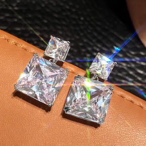 Tiffany & Co. Boucles d'oreilles clous en cristal, argent 925, sertissage griffe géométrique, classiques pour femme, usage quotidien - Product Image 3