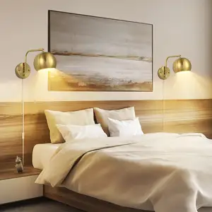 Luces de pared con brazo oscilante ajustable Retro, interruptor de perilla de encendido/apagado, enchufe cepillado, luz de pared de globo de latón regulable para dormitorio