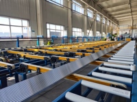 Table de refroidissement pour extrusion d'aluminium 1000T 45KW 380V, Ligne de convoyage PLC avec table de déroulage et tireur de platine