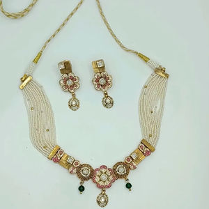 Elegante conjunto de collar choker indio de oro con piedras rosas, perlas y cuentas verdes, joyería nupcial tradicional con aretes. - Product Image 2