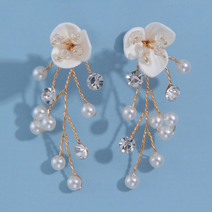 <span class=keywords><strong>Orecchini</strong></span> Pendenti Lunghi Artigianali in Argilla Polimerica con Fiori Bianchi, Cristalli e Nappe di Perle Stile Fata, Regalo per Damigelle - Product Image 2