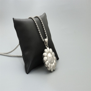 Collier pendentif tournesol en acier inoxydable, bijou unisexe, cadeau tendance, design rond argenté - Product Image 4