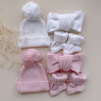3pcs Big Pompom Knit Beanie Chunky Stitch Bonnet en coton pour nouveau-nés avec chaussettes assorties Heirloom Handmade Hat Toddler Headwear Set
