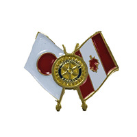 Épingles en émail en gros Badges sur le thème du drapeau exquis personnalisés avec logo rotatif pour commémorer le service mondial et l'amitié
