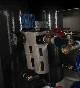 Máquina de Moldeo por Soplado Semiautomática Compacta de 1 Cámara y 20L para la Fabricación de Botellas de Agua - Product Image 3
