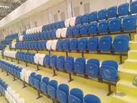 Sièges de tribune pliants en PEHD, design rabattable, résistants aux UV, portables pour le football, le baseball et les tribunes extérieures