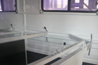 Remorque pour chevaux de haute qualité 3HAL-L900, chargement incliné, avec porte de caravane couleur personnalisée et moustiquaire.