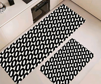 Tapis de cuisine moderne tissé noir et blanc à carreaux, avec support antidérapant, surface résistante à l'usure, style ludique pour un intérieur contemporain