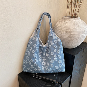 กระเป๋าถือหนังแท้พับได้น้ำหนักเบาสำหรับฤดูร้อนปี 2026 - กระเป๋าสะพายไหล่ลายลูกไม้ดอกไม้สไตล์เรียบง่ายสำหรับผู้หญิง - Product Image 5