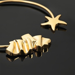 กำไลข้อมือลายดาวทองและใบไม้ พร้อมห่วงคล้องคอและหัวเข็มขัดเคลือบโลหะ - Product Image 2