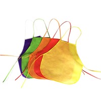 Vente en gros de bavoir à dessin jetable non tissé 80gsm personnalisé style décontracté tablier de peinture bricolage pour enfants avec motifs de dessins animés pour barbecue