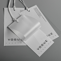 Étiquettes volantes pour vêtements de luxe, logo de marque, accessoires personnalisés, étiquettes en plastique en papier kraft avec impression dorée UV, pour vêtements