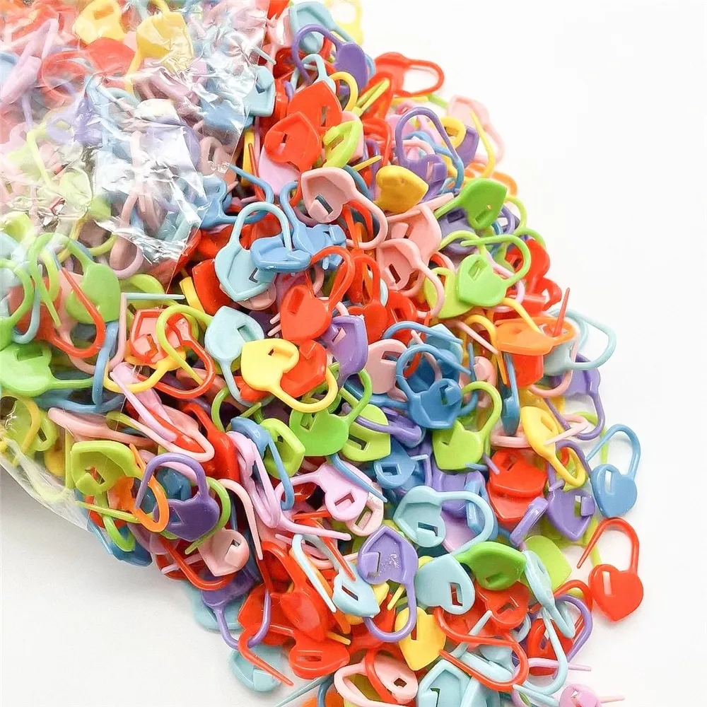 1000 قطعة/حقيبة من كرات الإبرة البلاستيكية على شكل قلب بألوان متنوعة كروشيه الحياكة غرز القفل ملحقات خطاف العداد والقفل