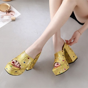 Sandales dorées style gothique pour femme, broderie florale, bout carré, talon épais, plateforme haute - Product Image 6