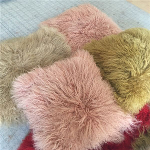 Housse de coussin en fourrure d'agneau bouclée naturelle pour canapé-lit - Product Image 1