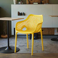 Chaise de salle à manger nordique empilable bon marché en plein air pour hôtel moderne en plastique PP pour restaurant