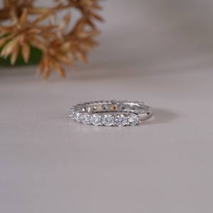 Elegante Anillo de Eternidad Completo en Plata con Piedras Transparentes Brillantes de Corte Redondo, Diseño Clásico de Lujo para Mujer, Ideal para Fiestas y Regalos - Product Image 6
