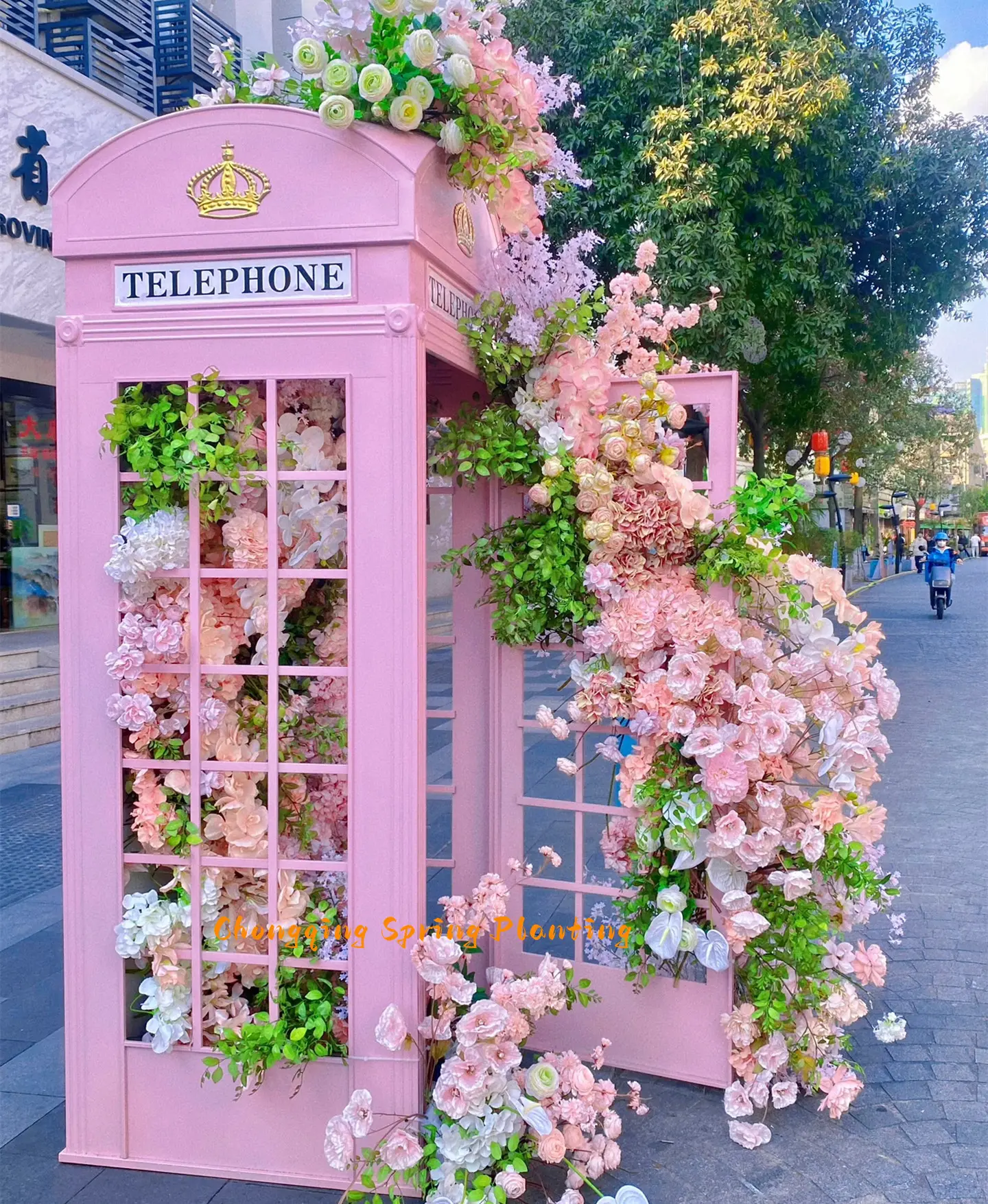 London Telephone Booths Retro Wedding Decoration With Artificial Flowers Pink London Telephone Booth