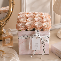 Boîte à fleurs carrée en marbre recyclé de luxe, ruban personnalisé, bouquet de roses, boîte cadeau pour la fête des mères, la Saint-Valentin, un mariage