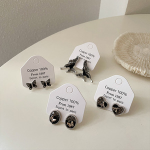 Pendientes elegantes de perlas de Camelia Vintage de gama alta para mujer, Nueva joyería de aleación de lujo con luz de aguja de estilo francés - Product Image 2