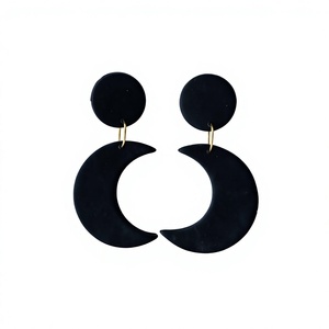 Boucles d'oreilles créoles en résine rose en forme d'étoile, faites à la main, pour femme, bijoux tendance et élégants, accessoire de mode affirmé - Product Image 4