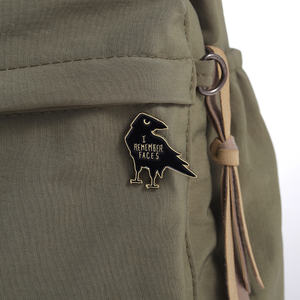 Broche de esmalte de cuervo negro creativo letras de dibujos animados que recuerdo caras insignia de Metal Animal alfileres de solapa Punk regalos de joyería - Product Image 3