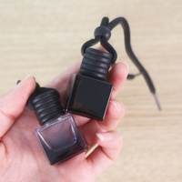 Diffuseur transparent suspendu de style élégant Bouteille de parfum automobile rechargeable Forme carrée 8ml Bouteille de parfum de voiture noire avec couvercle noir