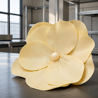 Sculpture géante en papier de tête de fleur de magnolia crème, fleur artificielle pour décoration d'événements de mariage, présentation florale commerciale