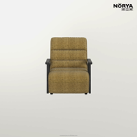 Fauteuil lounge NORYA à dossier haut rembourré en tissu marron avec accoudoirs en bois massif pour salon, meubles en bois et salle de lecture