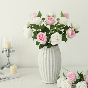 Real Touch <span class=keywords><strong>Roses</strong></span> Flores de franela de una sola rama Wet <span class=keywords><strong>Red</strong></span> <span class=keywords><strong>Roses</strong></span> para boda y decoración del hogar para Acción de Gracias y graduación - Product Image 3