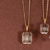 Collar de Cristal Blanco Natural con Diseño de Hielo y Nieve, Brillante y Luminoso, con Colgante de Estrella de Oro de 18K, Estilo Nórdico Minimalista y Exquisito