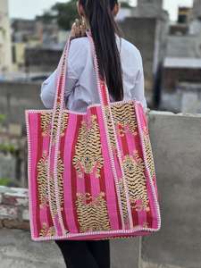 Sac fourre-tout pour femme, conçu pour les journées agitées et les moments décontractés, doté d'une forme pensée et d'un design facile à transporter - Product Image 4