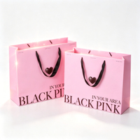 Maßgefertigte Schicke Rosa Schwarze Weiße Tragetaschen Romantischer Herz-Akzent Koordinierte Griffe für Fanclub-Geschenke Supermarkt-Events