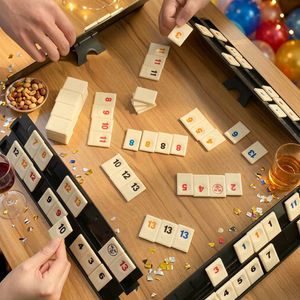 <span class=keywords><strong>Juego</strong></span> de <span class=keywords><strong>Rummy</strong></span> Clásico con 106 Fichas Numéricas, 4 Soportes, <span class=keywords><strong>Juego</strong></span> de Mesa Portátil de Estrategia Familiar para Niños y Adultos - Product Image 4