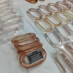 กำไลเรซิ่นรูปไข่ทำมือ สีน้ำตาลใส งานศิลปะตกแต่ง ของตกแต่งบ้าน ยี่ห้อซามิแฮนดิคราฟท์ส - Product Image 1