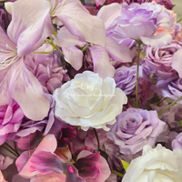 Grande quantité de couronnes romantiques violettes pour la décoration de mariage, avec des fleurs de table réalistes et oniriques.