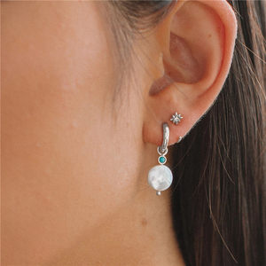 ROXI S925 Pendientes de Aro Circulares con Perlas en Forma Barroca, Chapados en Oro sobre Plata de Ley - Product Image 3