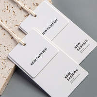 Étiquette suspendue personnalisée de luxe en papier, gaufrée, estampée à chaud or, perforée, avec cordon, logo imprimé, pour vêtements