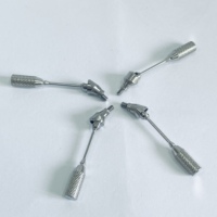 Abutment angulaire pour implant avec connexion anti-rotation et tournevis de pose pour restaurations et travaux prothétiques à fixation par vis