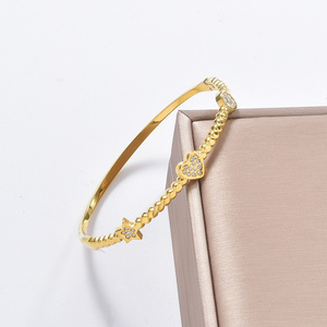 Superbe Bracelet en Acier Inoxydable Plaqué Or 18 carats, Anti-décoloration, Brillant, Intemporel, Chic et Féminin, avec Ornement Cœur Étoile en Zircon Incrusté, Vente en Gros - Product Image 4