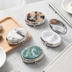 Étui à pilules ovale en acétate avec miroir, portable, 2 compartiments, organiseur en métal, écologique, voyage, vente en gros, logo personnalisé - Product Image 4