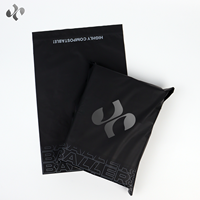 Sacs d'expédition d'expédition en plastique de courrier adhésif noir biodégradable poly sacs d'expédition en poly personnalisés