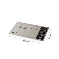 Plaques signalétiques métalliques personnalisées avec étiquettes UV imprimées sur aluminium, présentant des logos gravés pour l'équipement, les machines et les appareils électroménagers