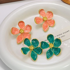 Pendientes de pétalos de flor de acero inoxidable, chapados en oro de 14K, con esmalte, estilo retro, elegantes y sencillos, de alta gama. - Product Image 4