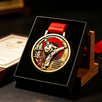 Personnalisation et vente en gros de médailles de karaté pour compétitions d'arts martiaux, ainsi que de diverses médailles et trophées de compétition.