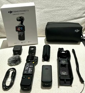 Osmo Pocket Three Creator Combo, Videocamera per Vlog a 3 Assi con Microfono D.J., Stabilizzatore Portatile e Gimbal - Product Image 1