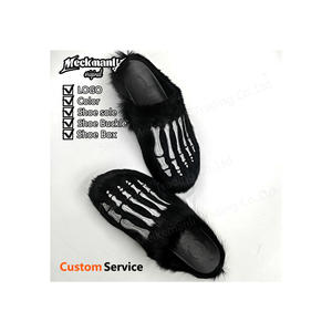 Pantuflas de plataforma de felpa bordadas personalizadas de moda 2024 para hombre, zapatos de zueco de felpa casuales para invierno - Product Image 1